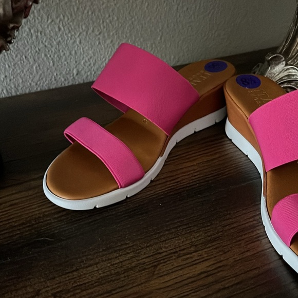 ITALIAN SHOE MAKERS ELASTIC STRAP WEDGE (SIZE 8 ) - Picture 3 of 11